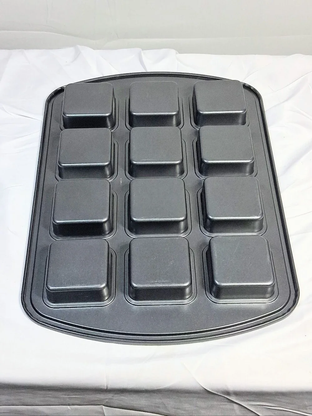 Pampered Chef Brownie 12 Square Baking Pan 16